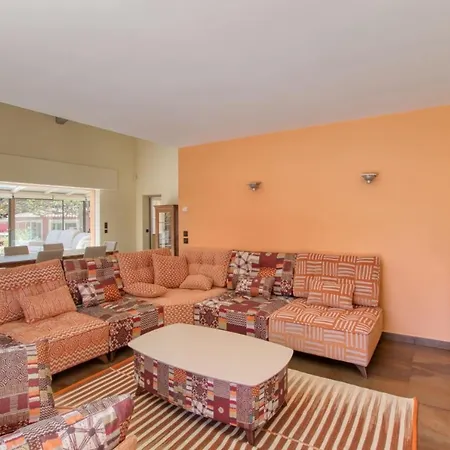Beautiful House With Pool And Garden Vakantiehuis