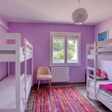 Vakantiehuis Beautiful House With Pool And Garden