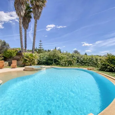 Vakantiehuis Beautiful House With Pool And Garden