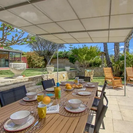 Vakantiehuis Beautiful House With Pool And Garden *